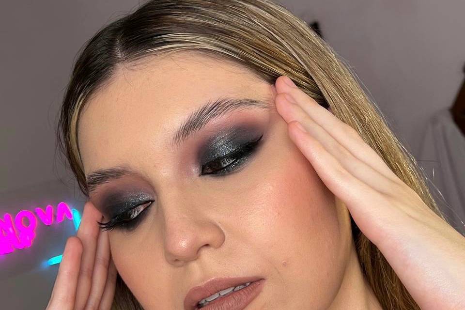 Smokey eyes glam