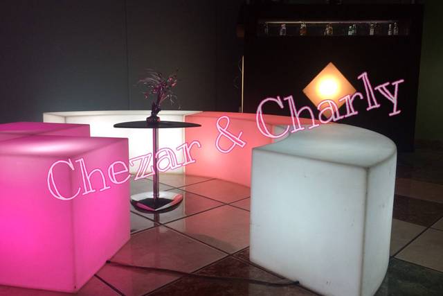 Sala iluminada y barra