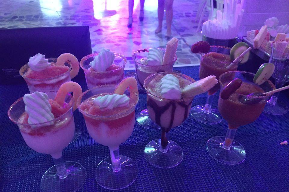 Cocktails en copa de vidrio