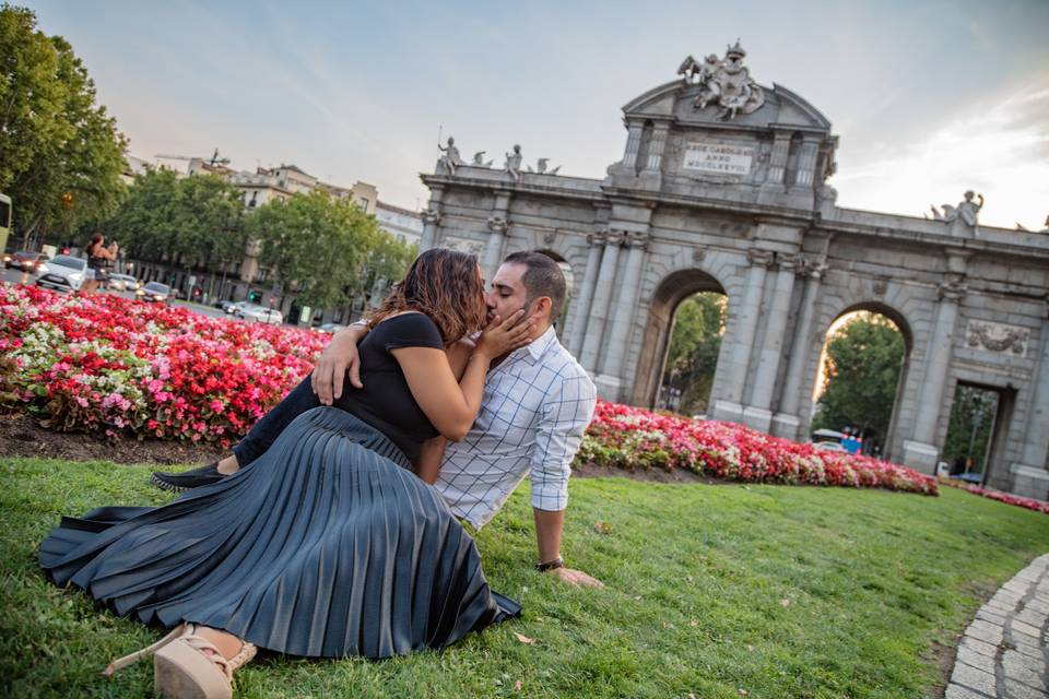 Pareja en puerta de Alcalá