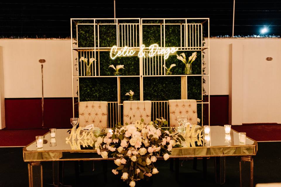 Mesa de novios con flores blancas