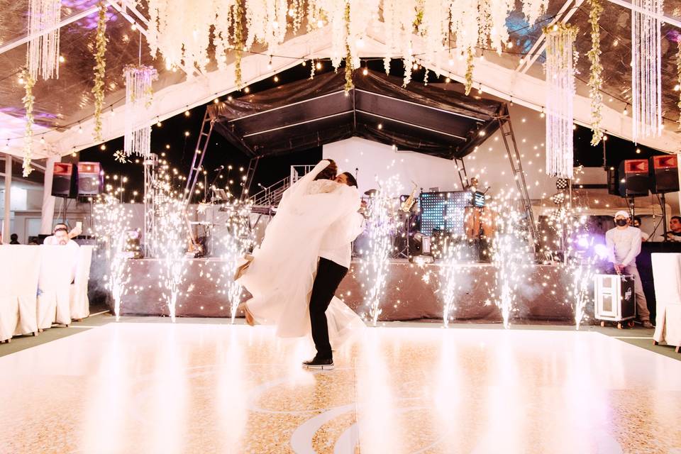 Novio cargando a la novia
