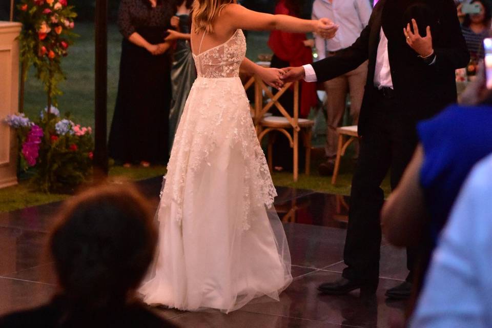 Novios bailando en la pista