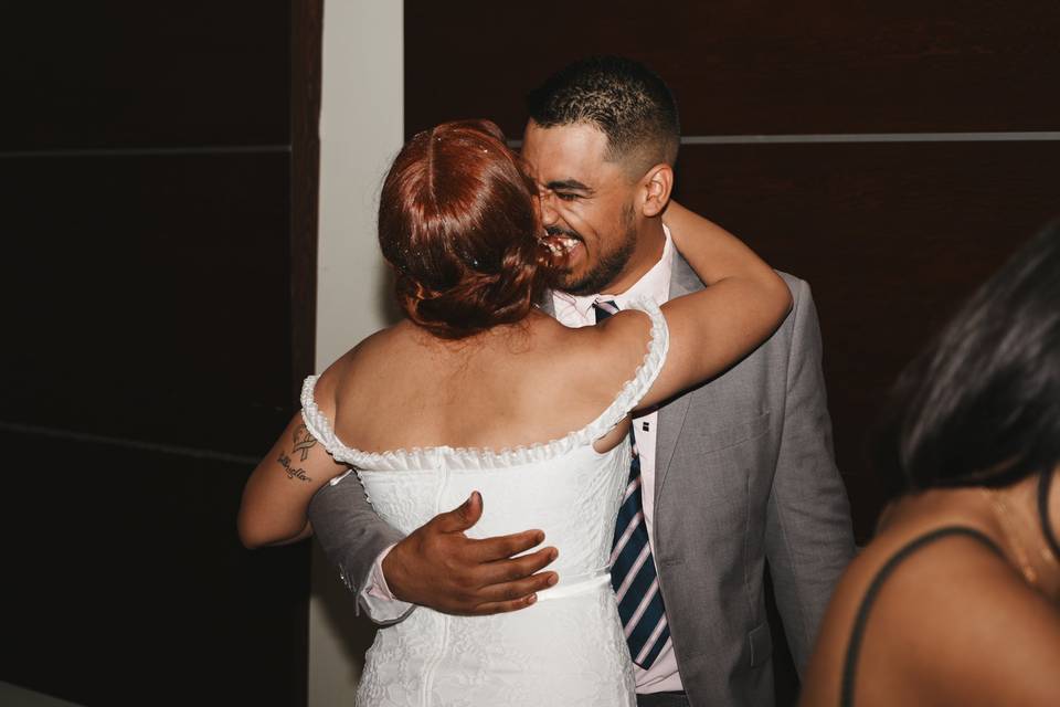 Novios abrazados dándose un beso