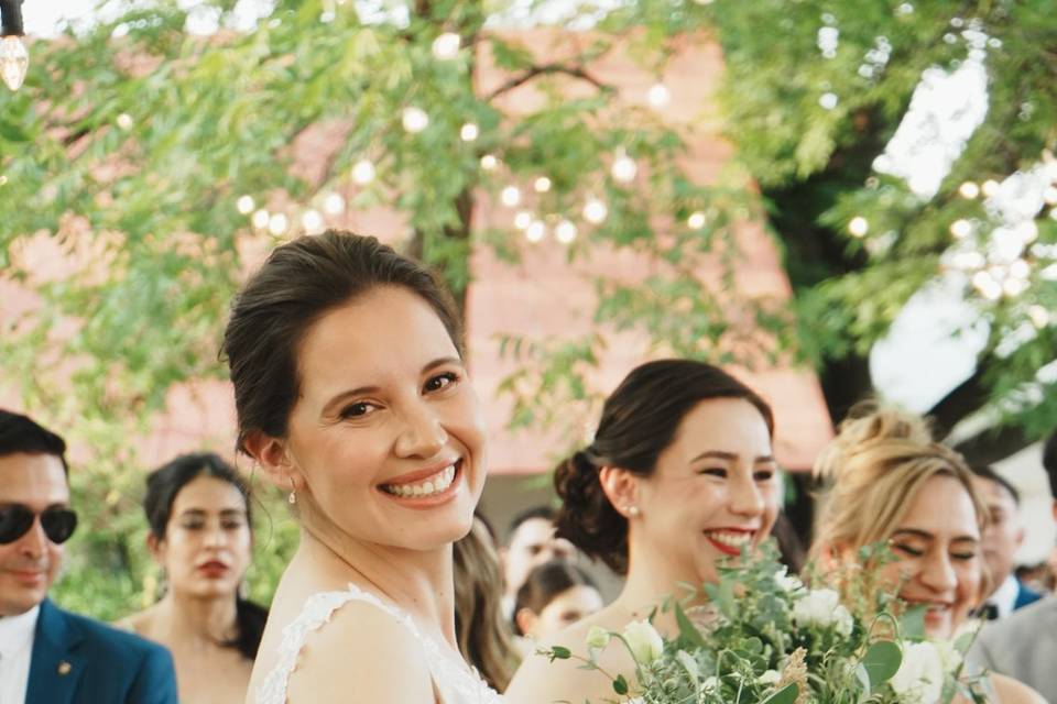 Novia sonriendo sosteniendo su ramo