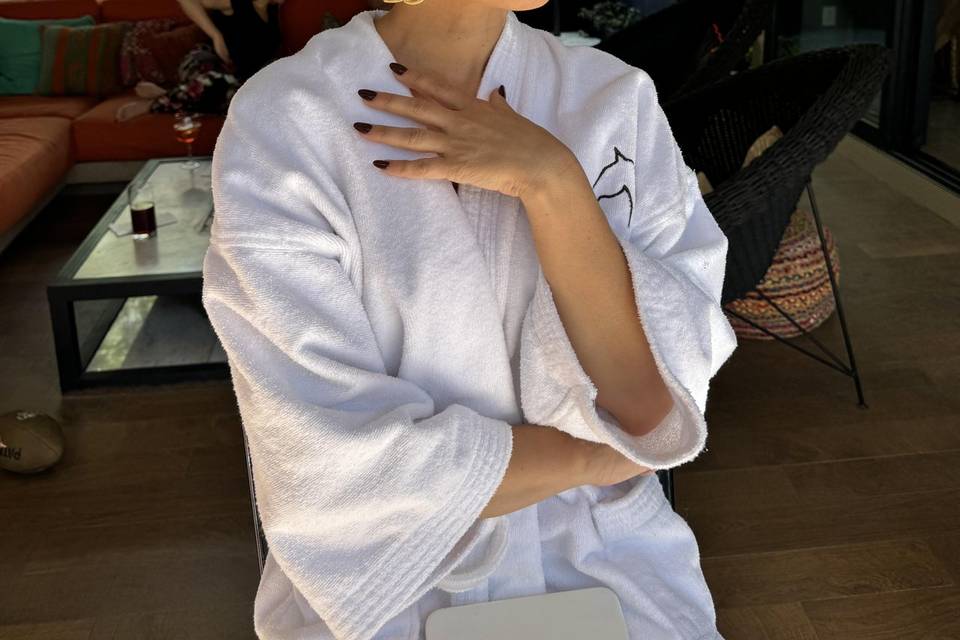 Novia en bata con labios rojos