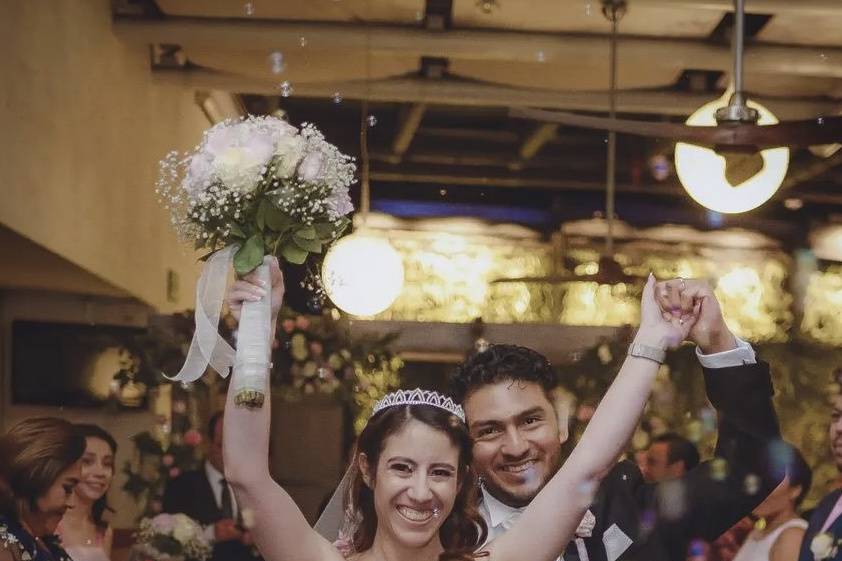 Novios celebrando