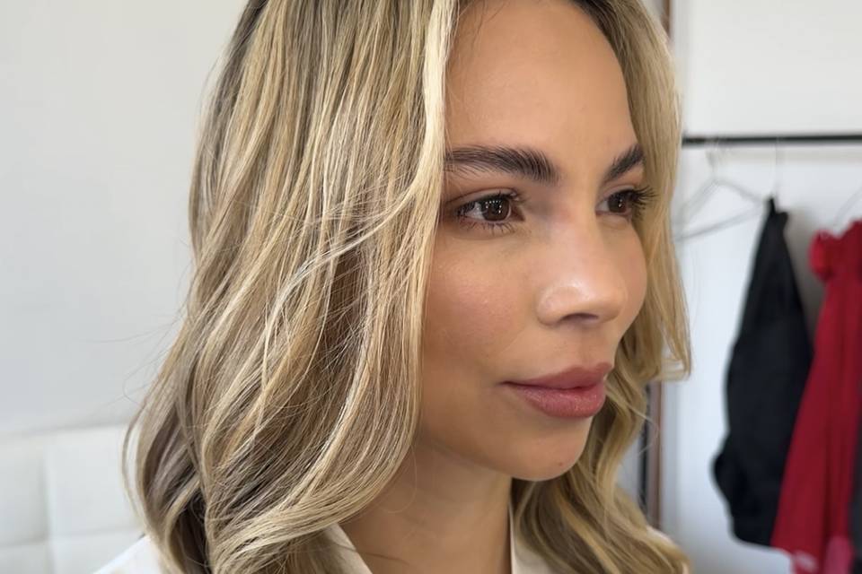 Creación de maquillaje efecto piel natural para novias