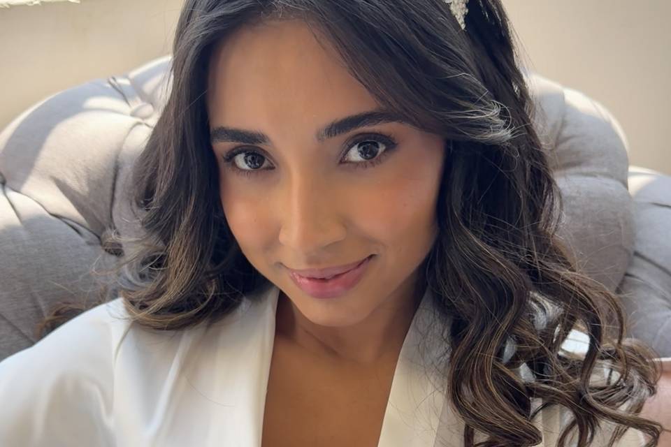 Creación de maquillaje efecto piel natural para novias