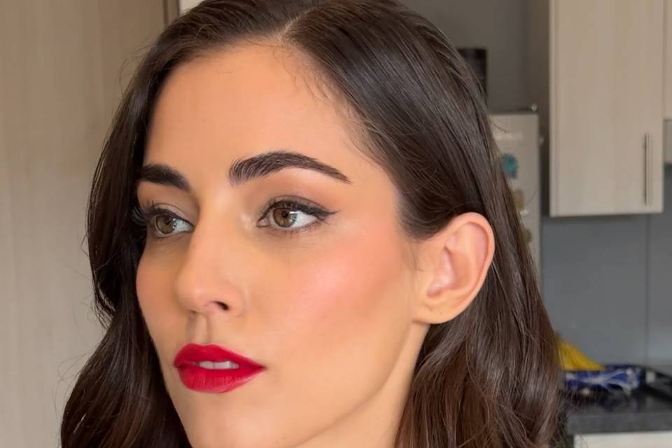 Creación de maquillaje efecto piel natural para novias