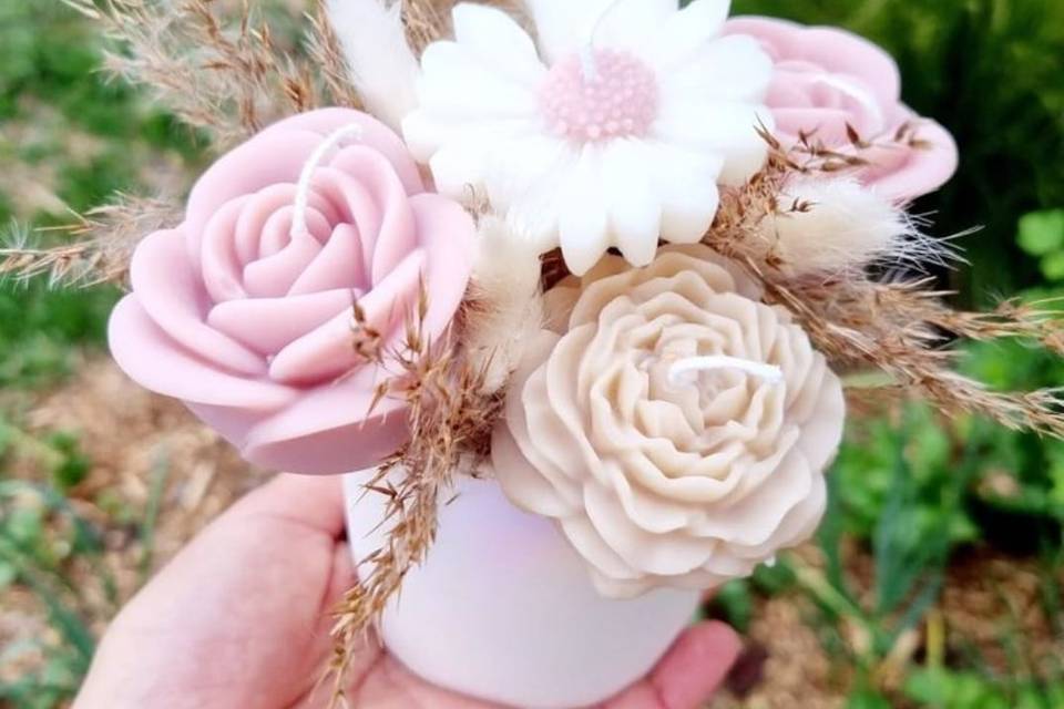 Arreglo de velas en flor