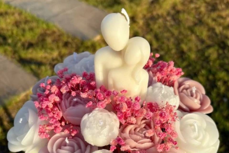 Arreglo de velas pareja abraza