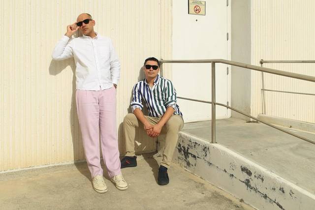 Pareja posando frente a un edificio