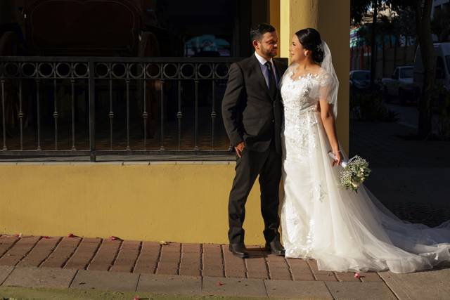 Novios recargados en la pared