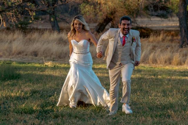 Pareja caminando en el campo