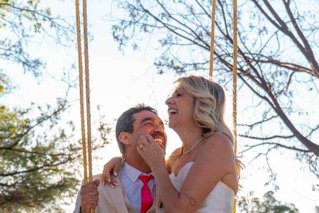 Novios en el columpio