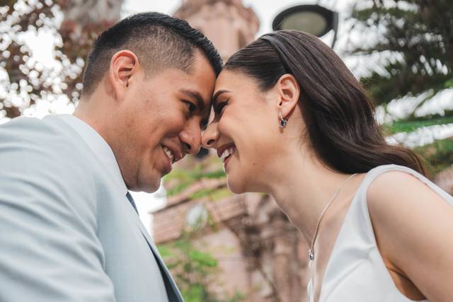 Pareja riéndose