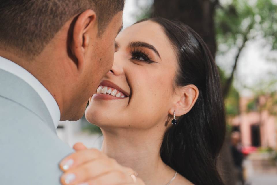 Novios sonriendo