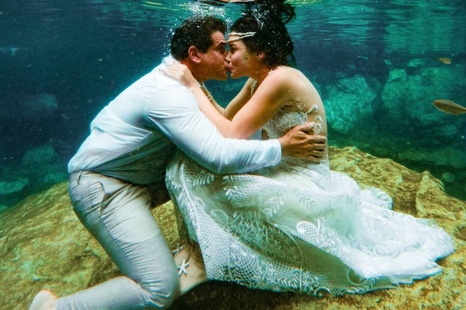 Underwater kiss