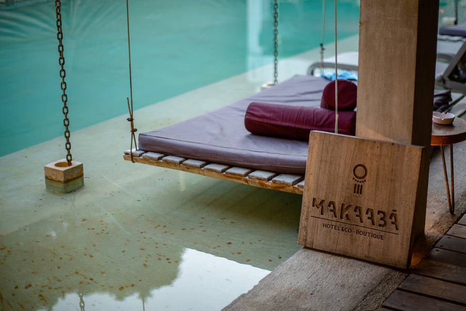 Piscina y logo.