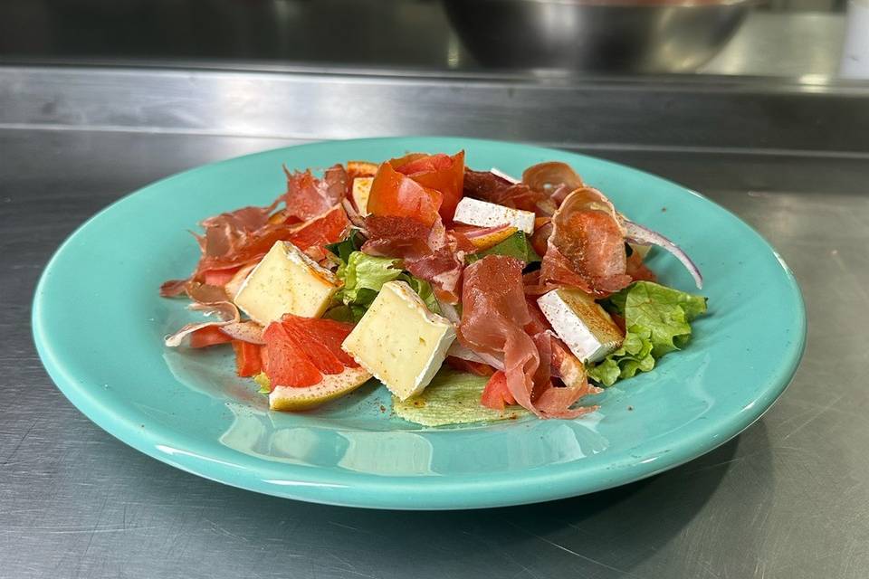 Plato de jamón con ensalada