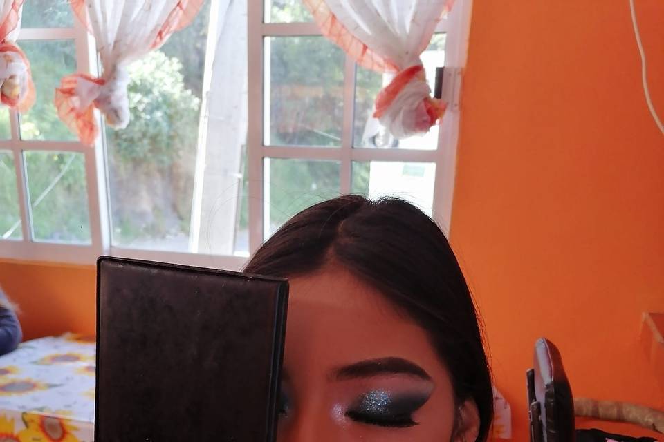 Make up con sombras azules brillantes