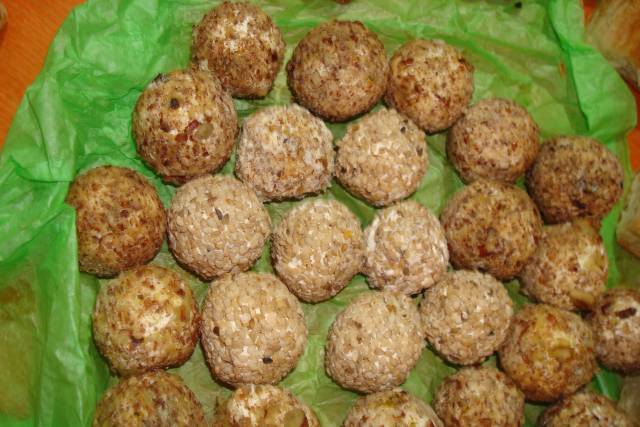 Perlas de queso con uva