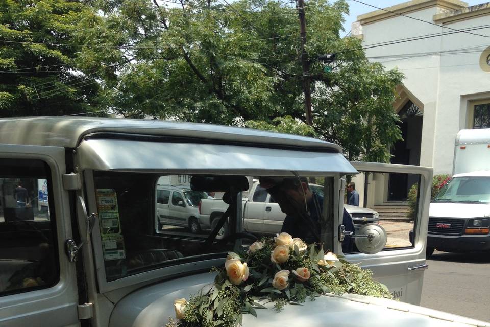 Decoración de auto para novios