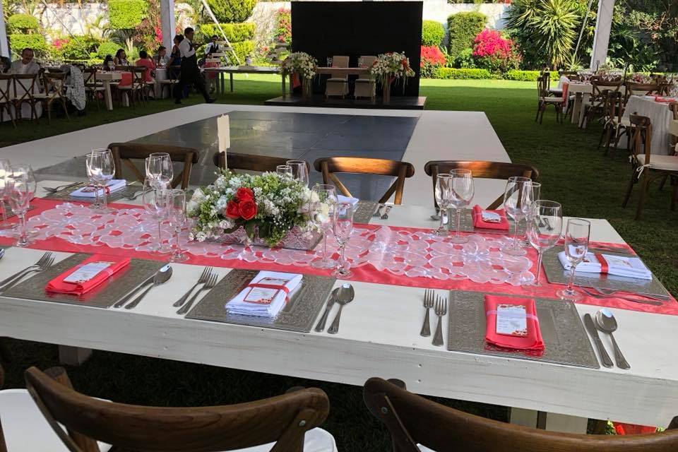 Mesa de novios rojo y blanco