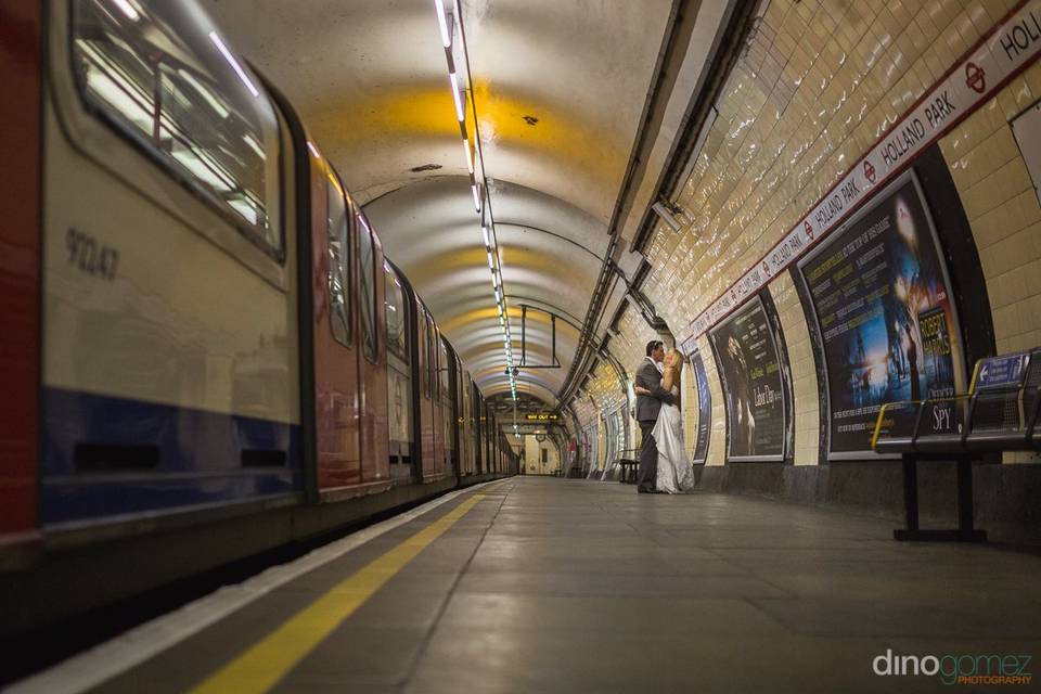 Novios en el metro de Londres