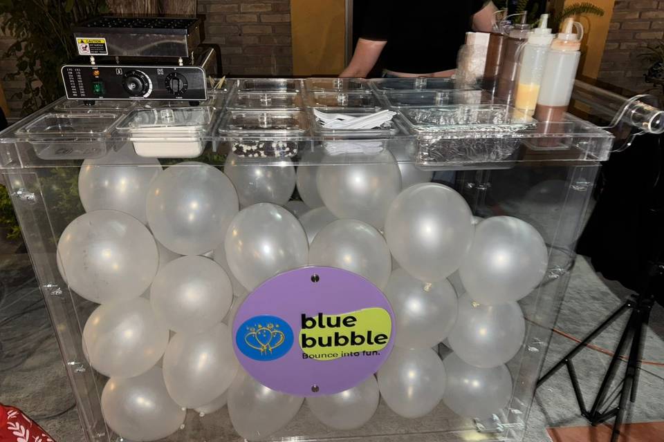 Barra de snacks con globos blancos