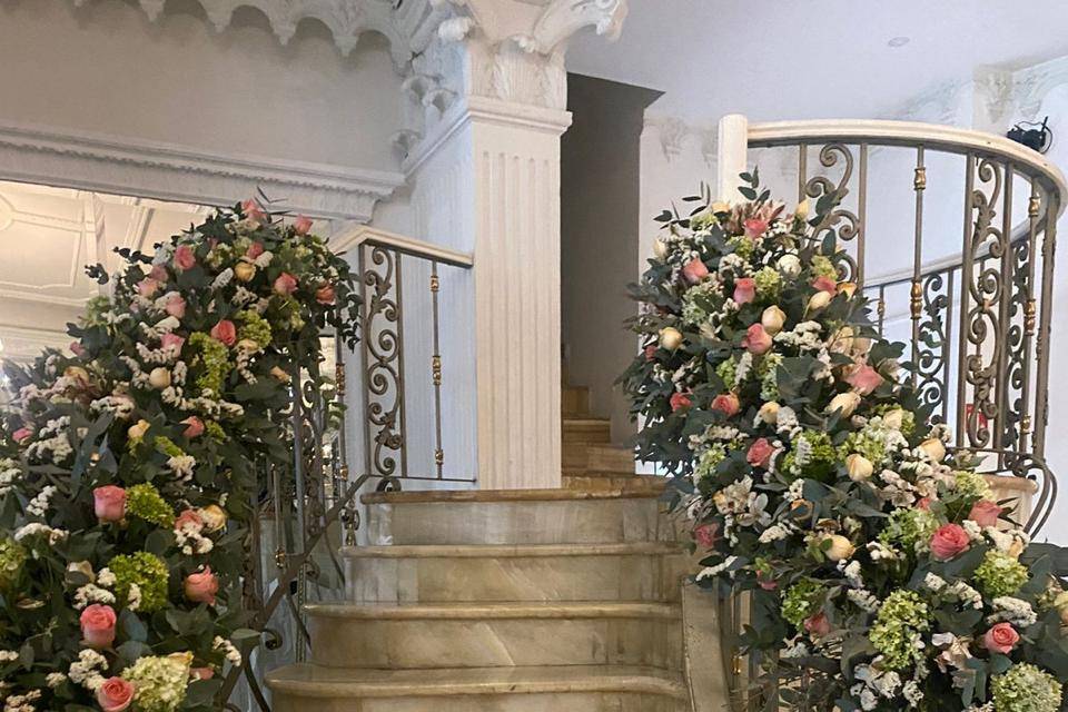 Escaleras detalles rosas