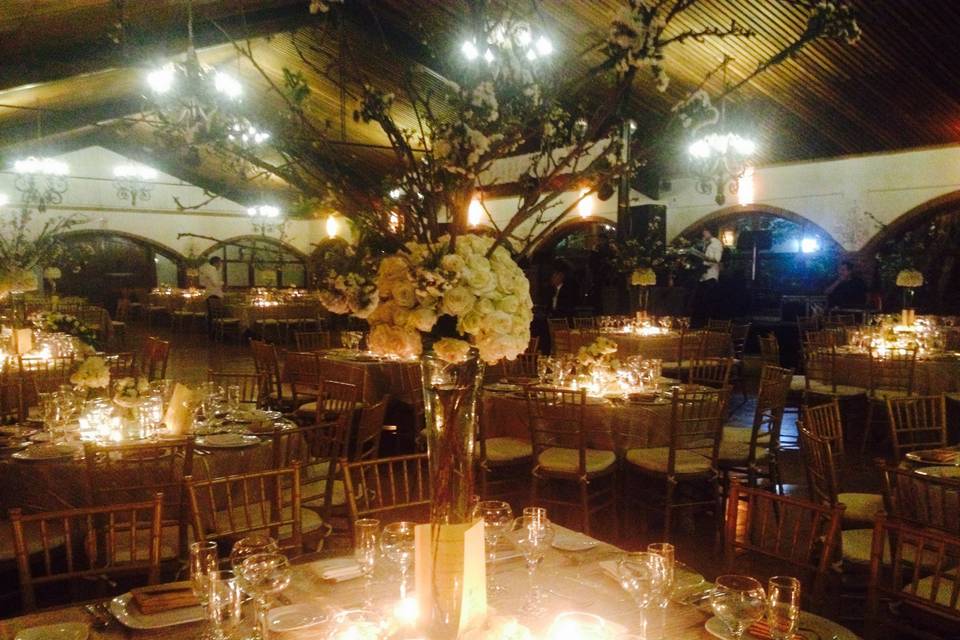 Decoración de mesa con flores y velas