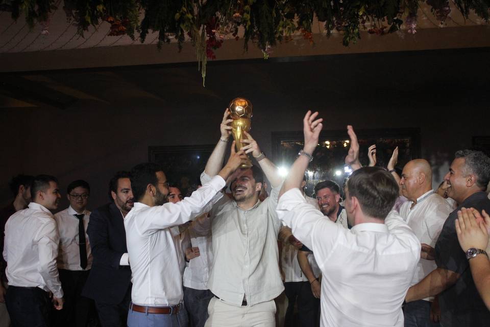 En lugar de liga,un  balón
