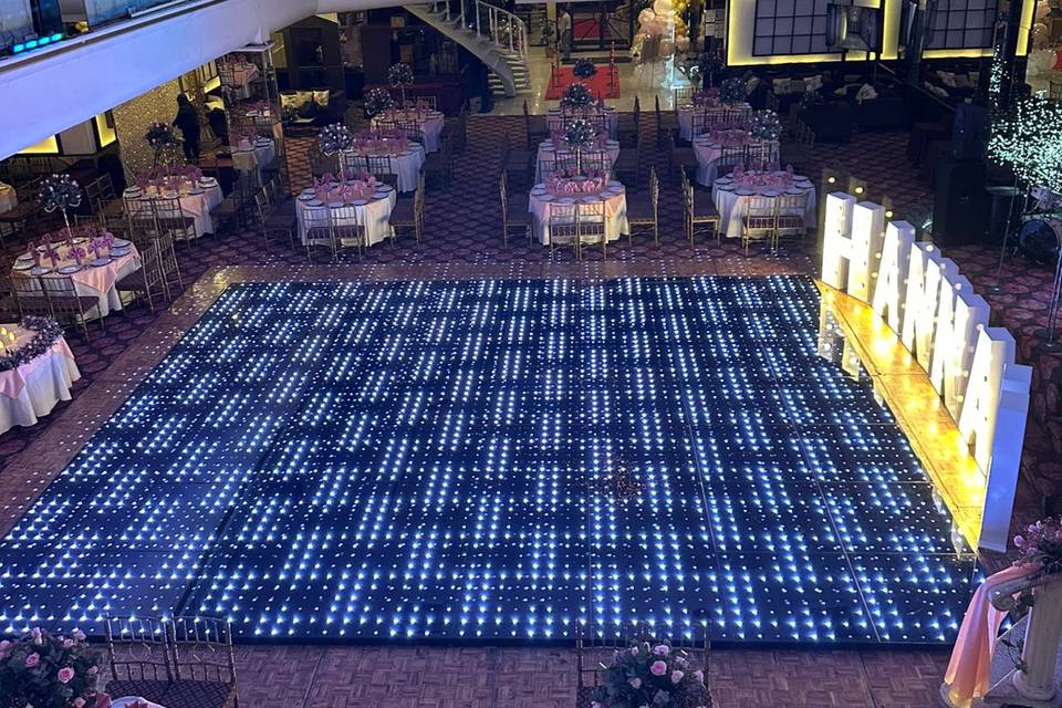 Pista y letras iluminadas