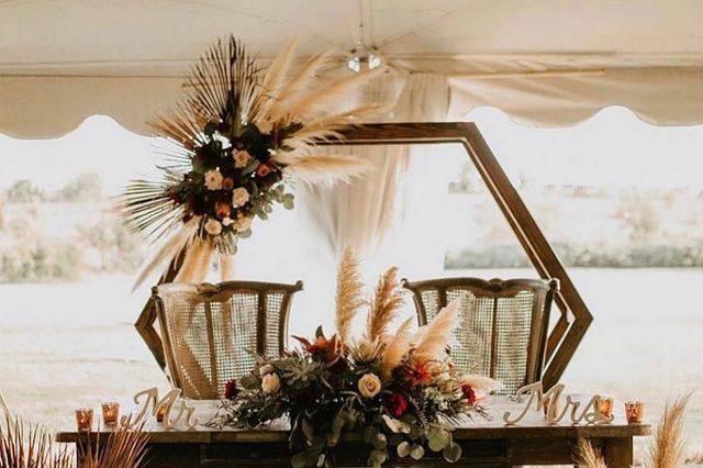 Mesa de novios con un back en forma de hexágono