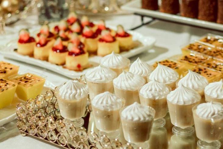 Mesa de snacks y postres para eventos