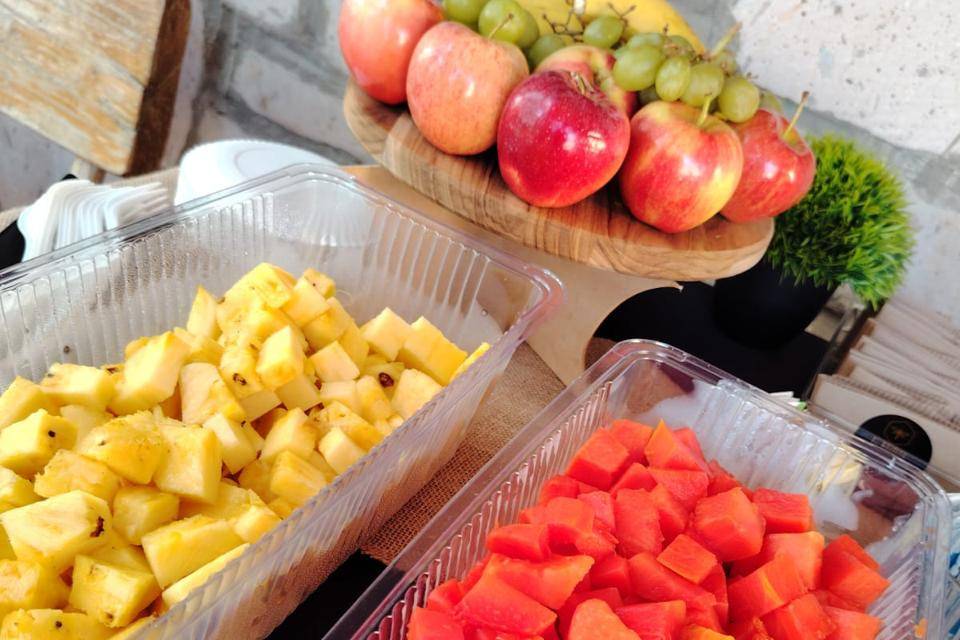 Mesa de snacks y postres para eventos