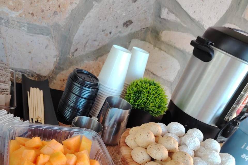 Mesa de snacks y postres para eventos