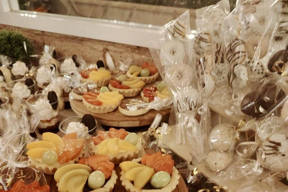 Mesa de snacks y postres para eventos