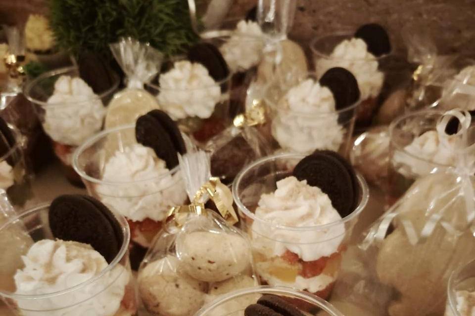 Mesa de snacks y postres para eventos