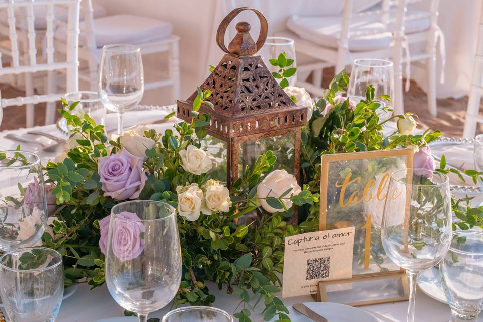 Decoración en mesa de novios