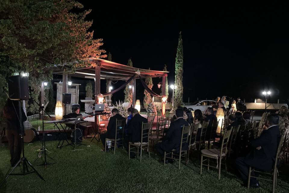 Boda religiosa en jardín