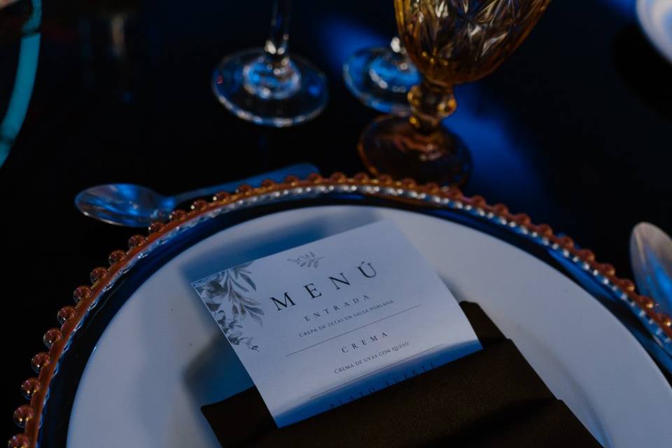 Menú impreso sobre plato blanco