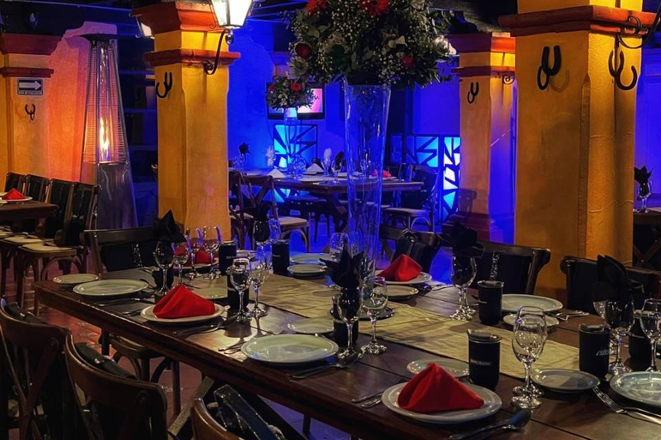Mesa decorada con servilletas rojas