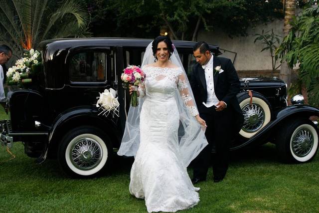 Los novios llegando al evento
