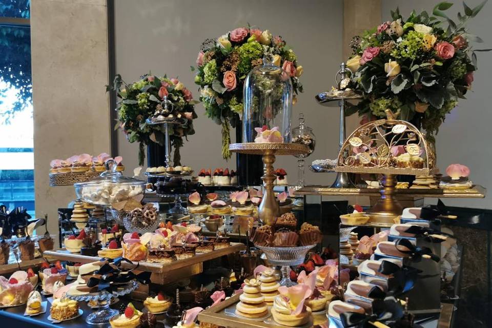 Detalle floral en la mesa de postres