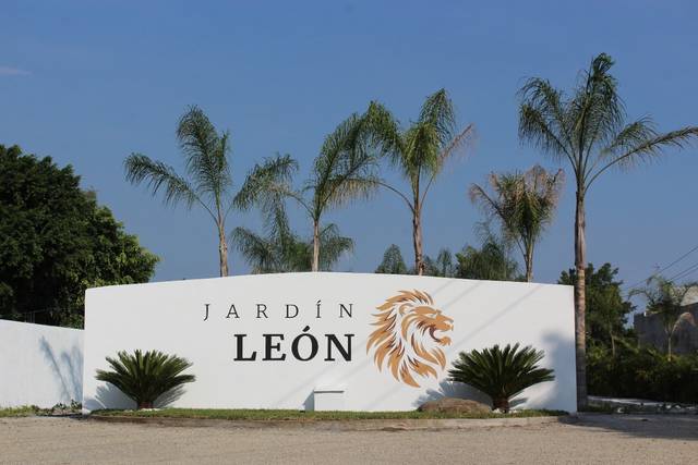 Entrada con una barda blanca