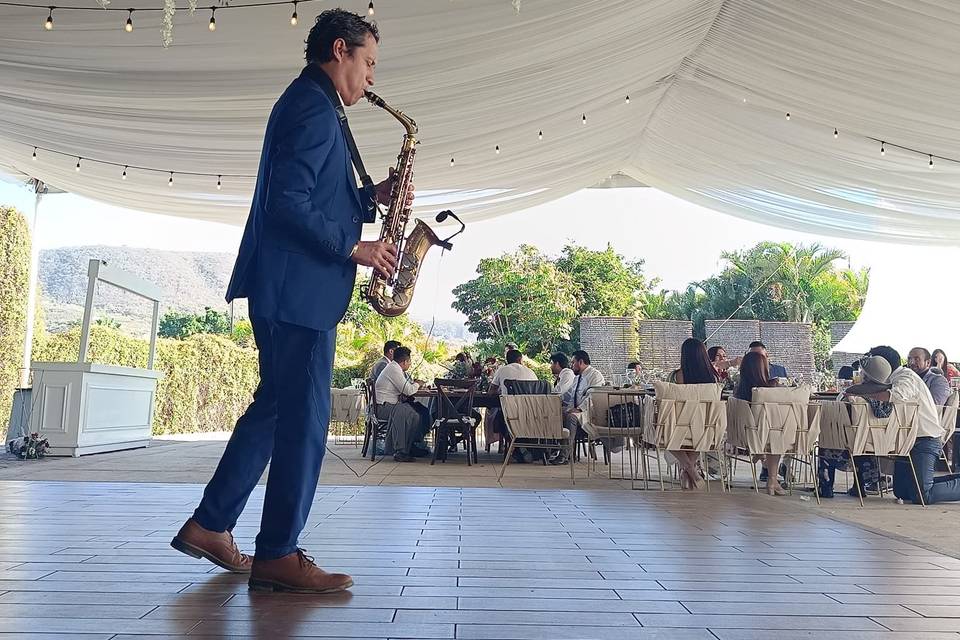 Tocando el saxofón en una pista de madera