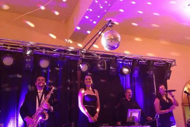 Terna de DJ, vocalistas y sax